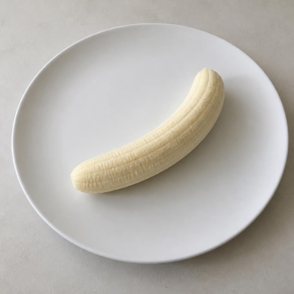 Banane pelée de 120 g sur une assiette blanche