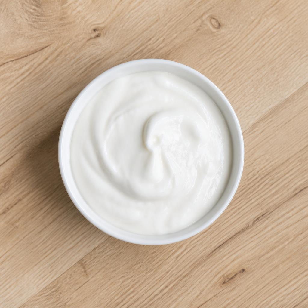 Portion de 175 g de yogourt nature dans un petit bol blanc